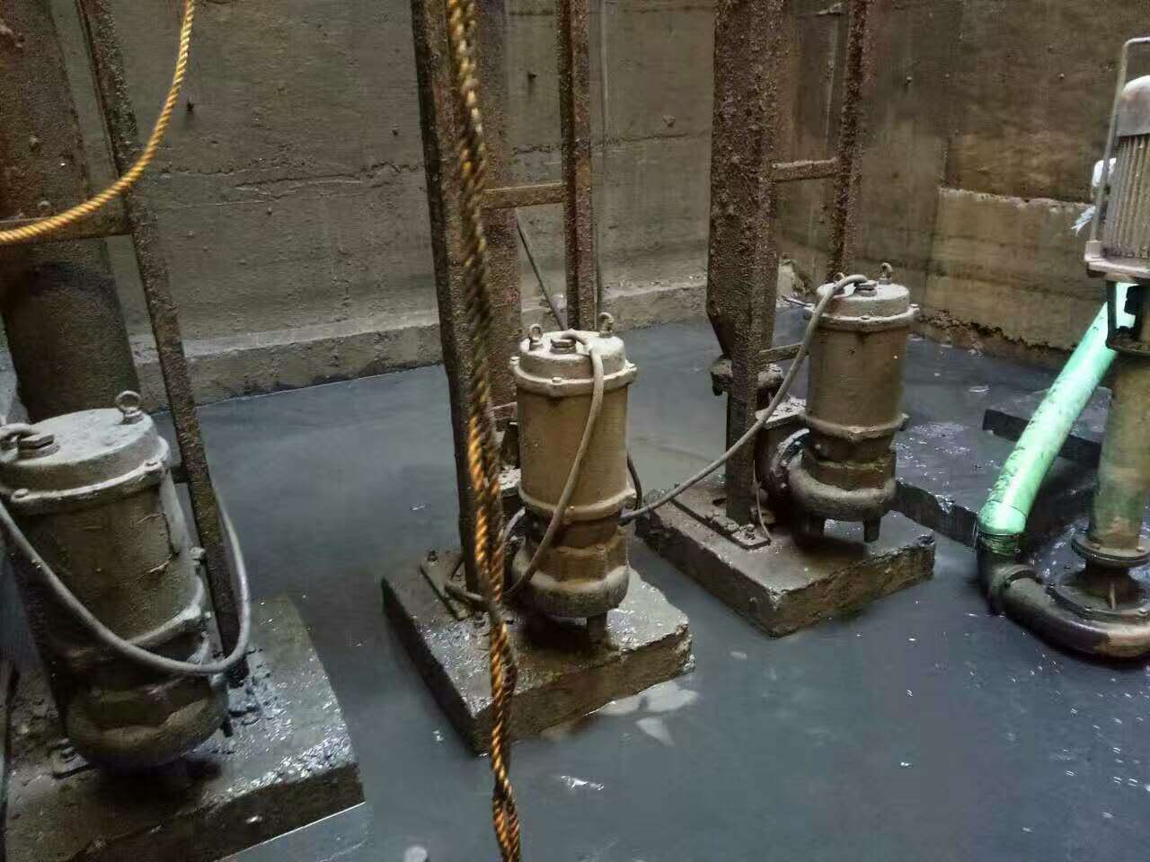 岫岩污水池清理